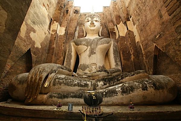 où trouver un hôtel pas trop cher à Sukhothai - une statue géante