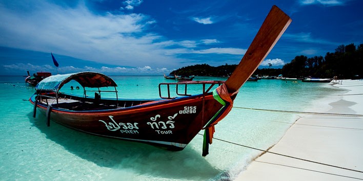 Top 8 des Hôtels de charme les moins chers de Koh Lipe - gros plan sur une pirogue